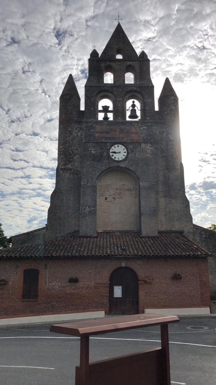 Peut être une image de ciel et monument